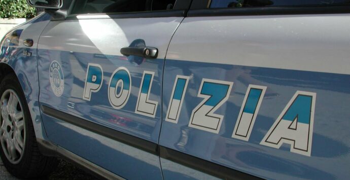 Rubava computer in una scuola elementare di Cosenza: arrestato 29enne