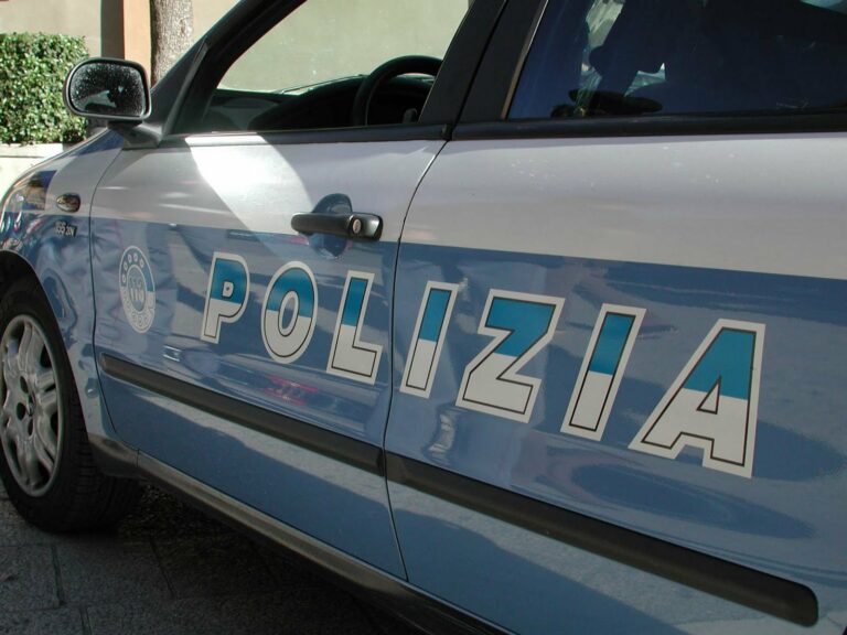 Rubava computer in una scuola elementare di Cosenza: arrestato 29enne