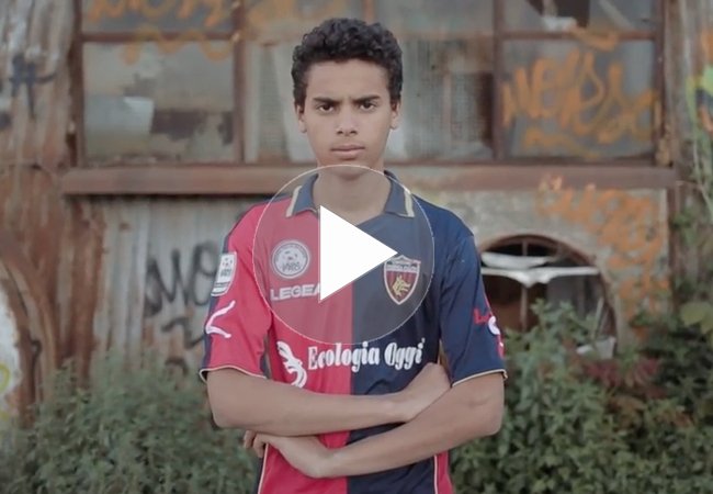 “Welcome Refugees” non è uno slogan. Il Cosenza gioca a calcio coi migranti [VIDEO]