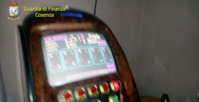 Contrasto al gioco illegale, la Finanza di Cosenza sequestra 24 “totem” (VIDEO)