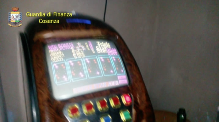 Contrasto al gioco illegale, la Finanza di Cosenza sequestra 24 “totem” (VIDEO)