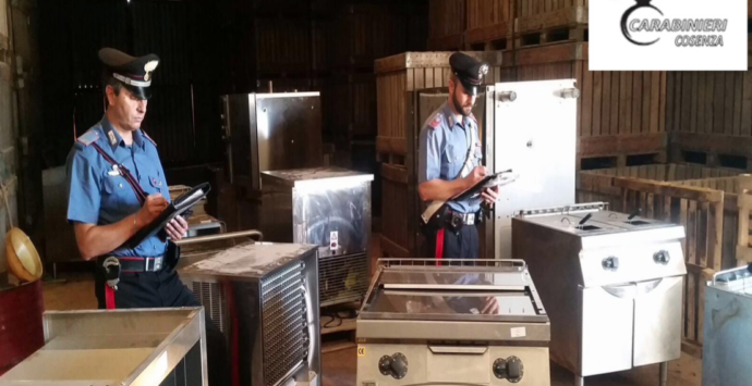 Materiale rubato per la ristorazione scoperto in un capannone: denunciato un imprenditore