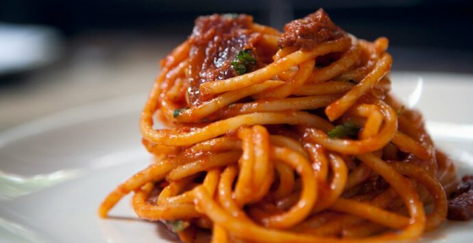L’APOCALISSE | I giovani chef calabresi a Pizzo organizzano “l’amatriciana day”