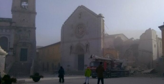 Terremoto di 6.5 tra Umbria e Marche: i momenti della scossa VIDEO