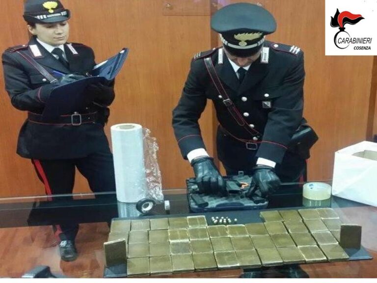 Carabinieri trovano 5 kg di hashish a casa di un pensionato: arrestato 63enne