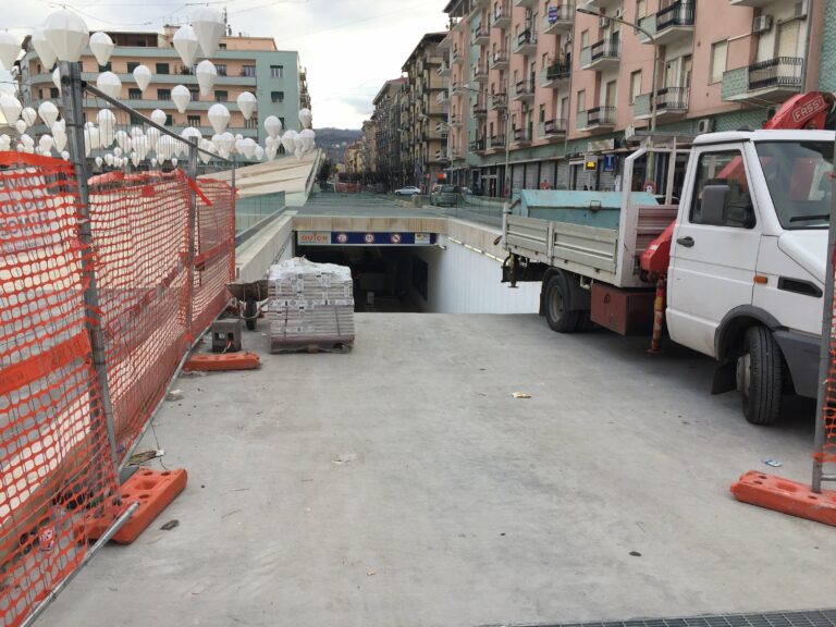 “CINQUE LUSTRI” | «Immobile sotto sequestro», ma i lavori nel parcheggio di piazza Bilotti continuano
