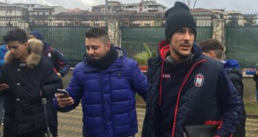 Il Crotone si allena al Marca tra selfie di tifosi e volti noti del calcio cosentino