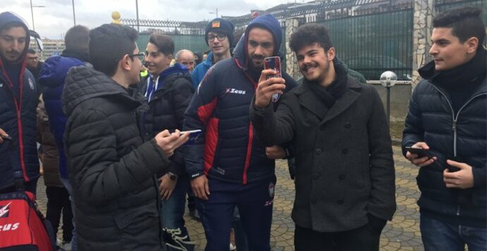Il Crotone si allena al Marca tra selfie di tifosi e volti noti del calcio cosentino