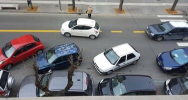 La segnalazione: parcheggi selvaggi a Via Alimena, il traffico scorre sulla striscia gialla [FOTO]