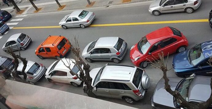La segnalazione: parcheggi selvaggi a Via Alimena, il traffico scorre sulla striscia gialla [FOTO]