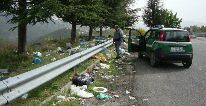 Spezzano Piccolo, abbandono di rifiuti filmati dai carabinieri Forestale [VIDEO]