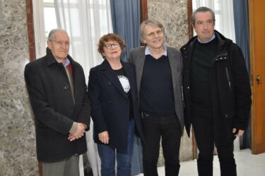 Lo scrittore Daniel Pennac visita Palazzo dei Bruzi. Le foto dell’incontro con il sindaco Occhiuto