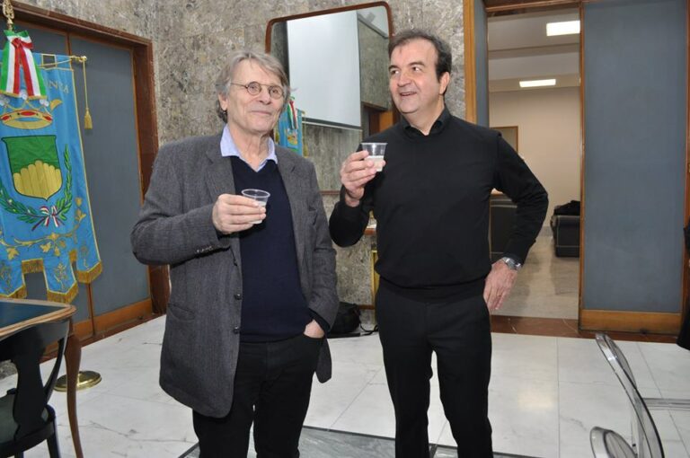 Lo scrittore Daniel Pennac visita Palazzo dei Bruzi. Le foto dell’incontro con il sindaco Occhiuto