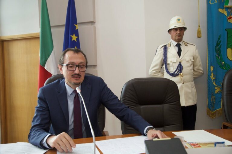 Palazzo dei Bruzi, l’assessore Vigna: «Il bilancio del Comune rispetta i parametri di legge»
