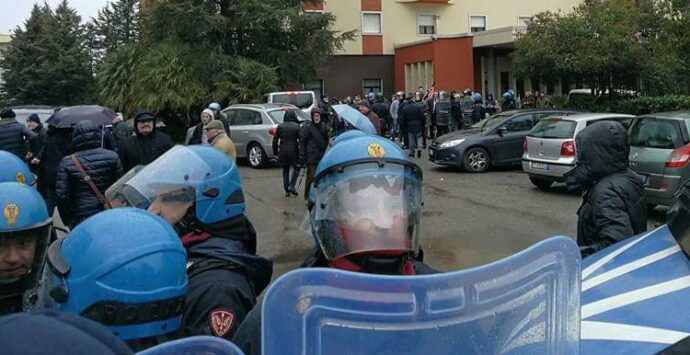Forza Nuova a Cosenza, protesta e lanci uova durante la manifestazione Antifa