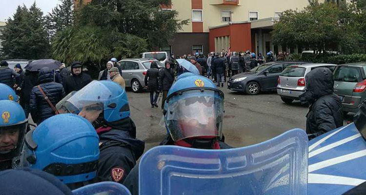 Forza Nuova a Cosenza, protesta e lanci uova durante la manifestazione Antifa