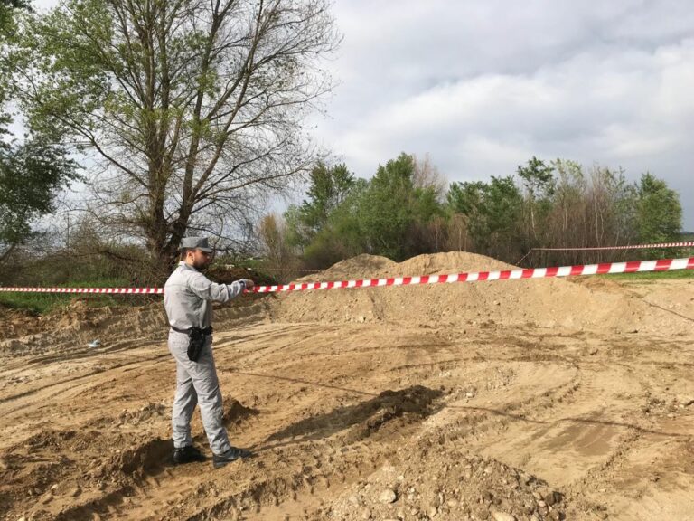 Due arresti dei carabinieri Forestali a Luzzi: sorpresi a trafugare materiale inerte dal Fiume Crati