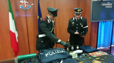 Esplosivo, armi, munizioni e divise delle delle forze dell’ordine: ecco cosa hanno scoperto i carabinieri