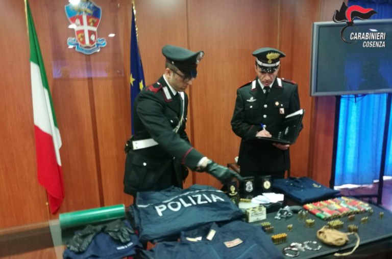 Esplosivo, armi, munizioni e divise delle delle forze dell’ordine: ecco cosa hanno scoperto i carabinieri