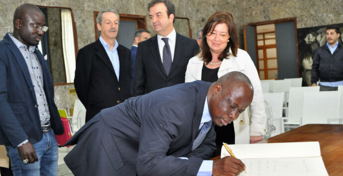 L’ambasciatore del Senegal in visita al sindaco Occhiuto: «Proporrò un gemellaggio tra Cosenza e una delle nostre città»
