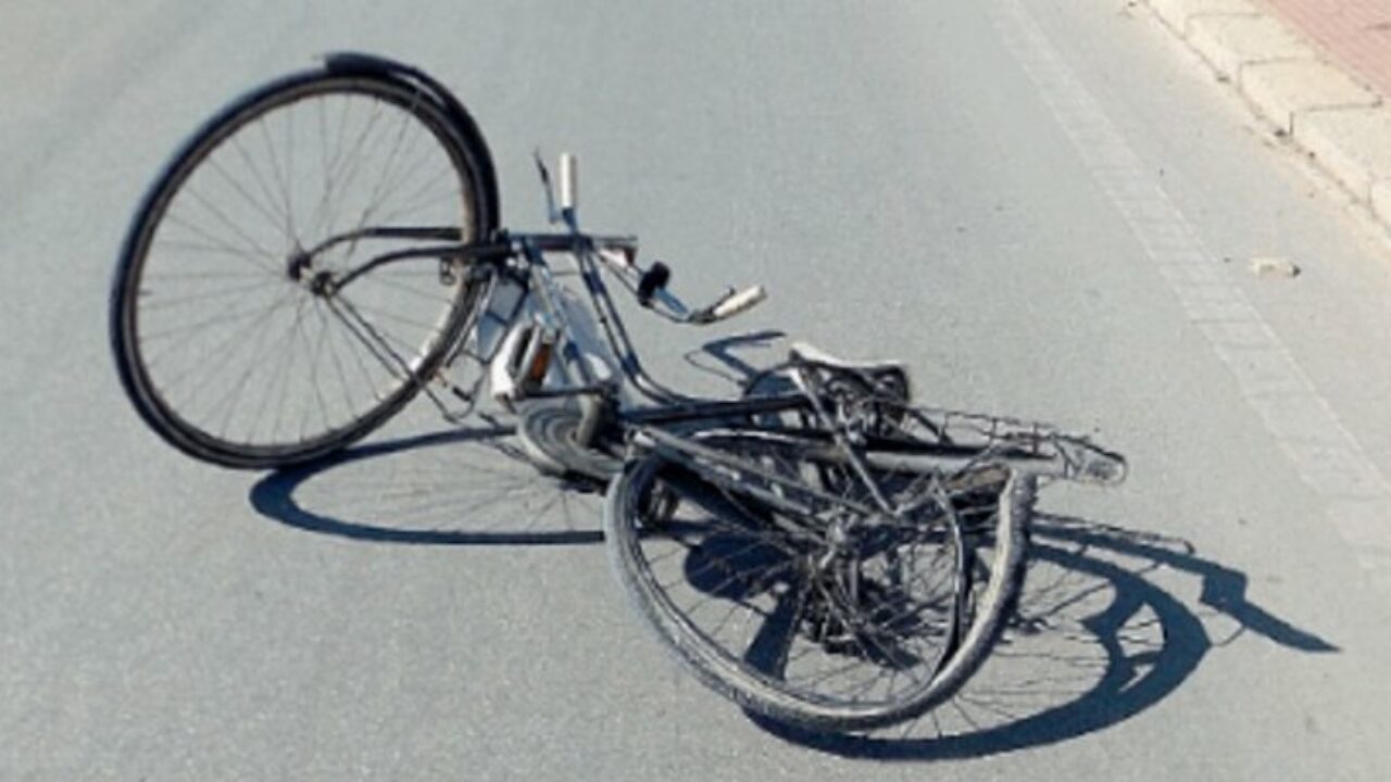bufala migrante distrugge così questa ragazza bicicletta