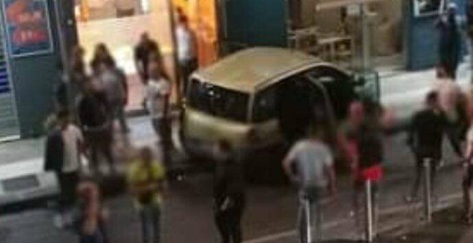 Auto sfonda lo sparti traffico in piazza Bilotti: tanta paura ma nessun ferito
