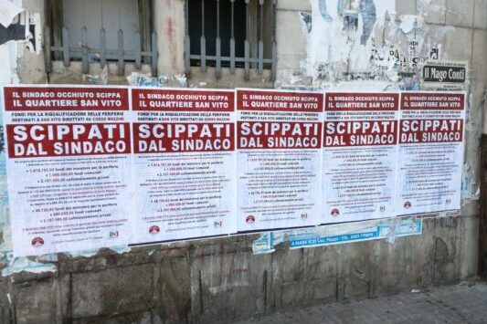 Cosenza, manifesti pubblici contro il sindaco Mario Occhiuto