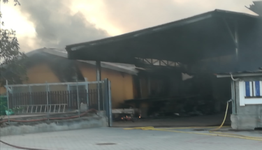 San Marco Argentano, incendio devasta il centro commerciale “Il Cubo” [LE FOTO]