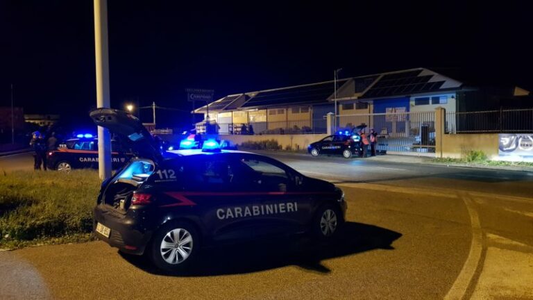 Sequestrano e malmenano un giovane: due fratelli fermati dai carabinieri