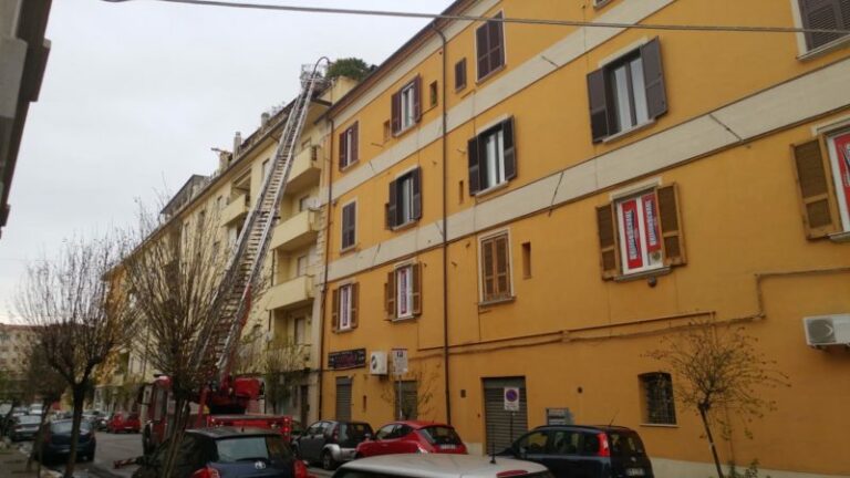 Attico in fiamme in pieno centro a Cosenza: malore per il proprietario