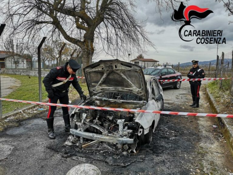 Rogliano, incendia la sua auto: i carabinieri lo trovano