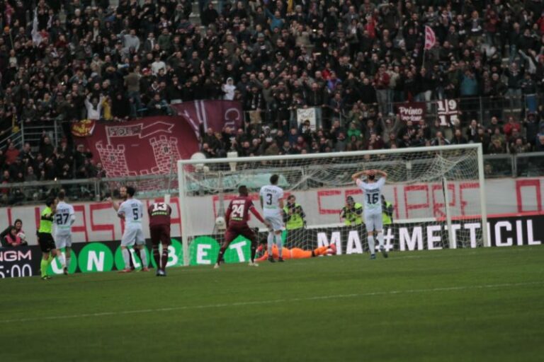 Livorno-Cosenza 2-0: gli highlights del match e il rosso a Tutino