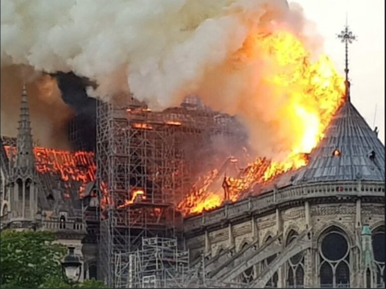DAL MONDO | A fuoco la cattedrale di Notre-Dame a Parigi [VIDEO]