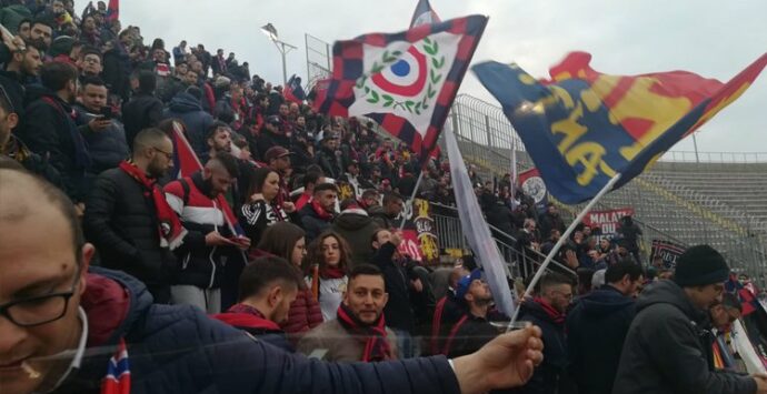 Che cuore i supporter del Cosenza. Sciarpata da brividi a Lecce sul 3-1