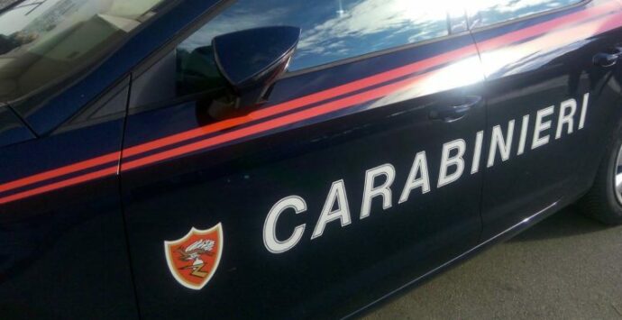 Gira per Cosenza con una pistola giocattolo e minaccia i carabinieri: denunciato