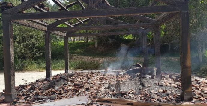 Vandali in azione a Lorica, bruciata l’isola ecologica