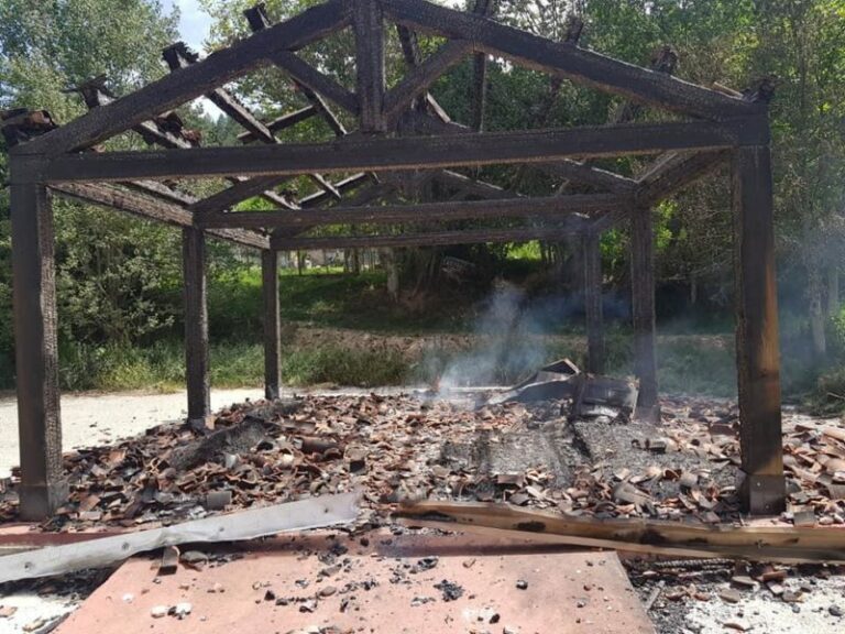 Vandali in azione a Lorica, bruciata l’isola ecologica