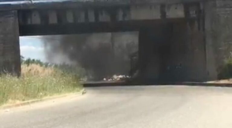 Incendio vicino l’azienda Amaco, fiamme a ridosso della sopraelevata [VIDEO]
