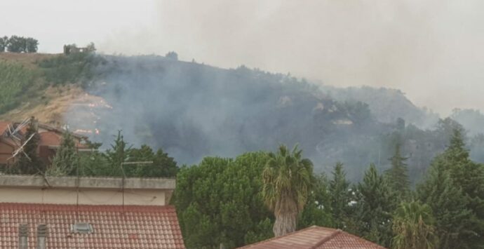 Castrolibero, incendio vicino alle abitazioni. Ecco dove sono le fiamme