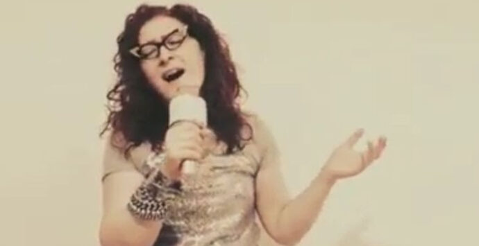 La cantante calabrese Rossella Regina racconta la sua “Summer Love-Cover”