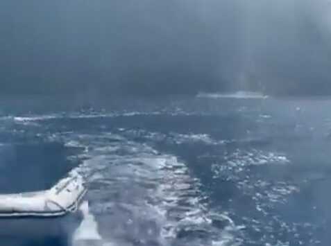Vulcano Stromboli in eruzione, panico in mare: ecco il video
