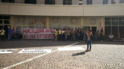 La protesta dei precari: «Macelleria sociale, 80 Oss licenziati». Sit-in a Catanzaro