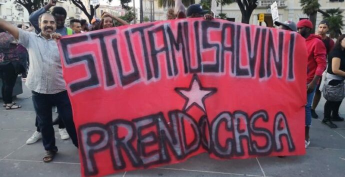 Stutamu Salvini, protesta di Prendocasa. Ecco il video