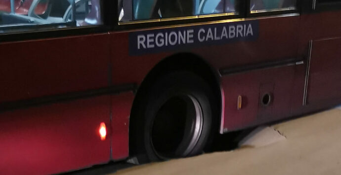 Cosenza, cede asfalto vicino piazza Loreto: bus bloccato per strada