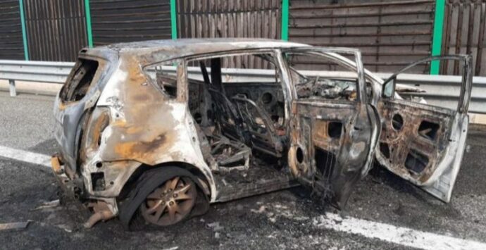 Tragedia sulla Torino-Pinerolo, morti padre e figlia: auto in fiamme