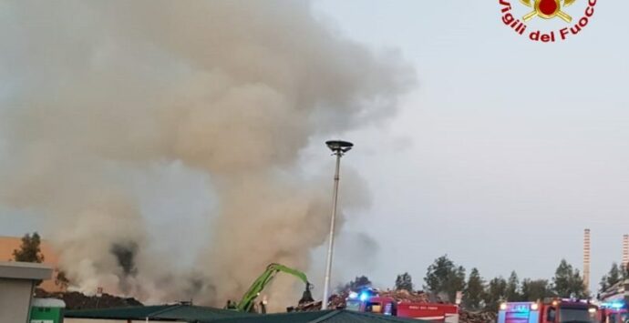 Grosso incendio all’Ecoross di Corigliano Rossano, a fuoco cumuli di rifiuti