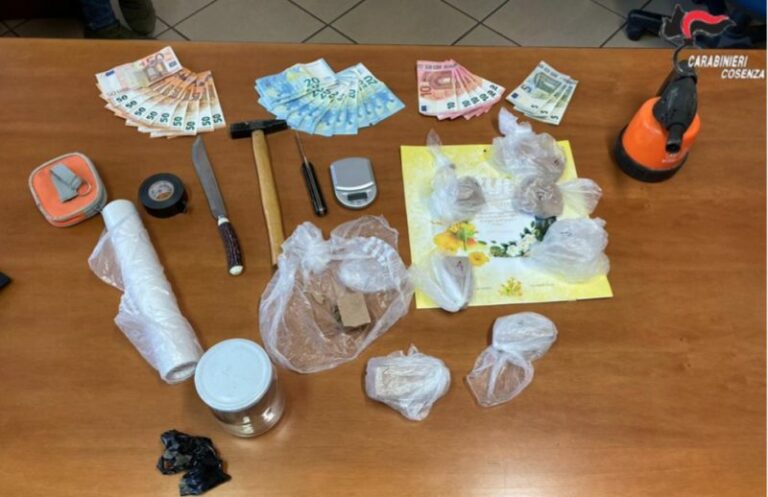 Scoperto laboratorio artigianale di eroina, sequestrato mezzo chilo di droga