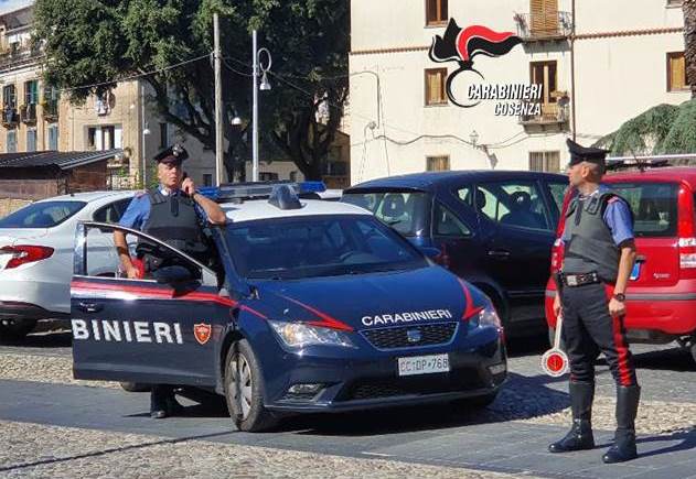 Tenta di rubare un pc custodito in un’auto, i carabinieri lo arrestano