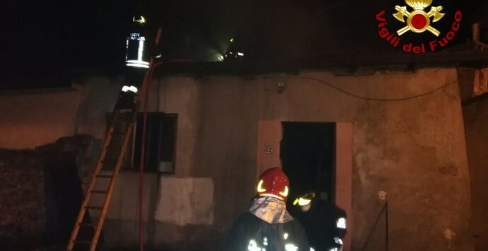 Incendio a Celico spento nella notte dai vigili del fuoco di Cosenza