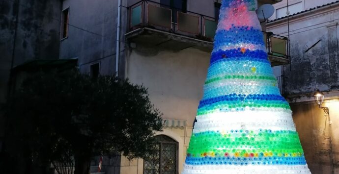 L’albero di Natale con 4mila bottiglie ad Aiello Calabro